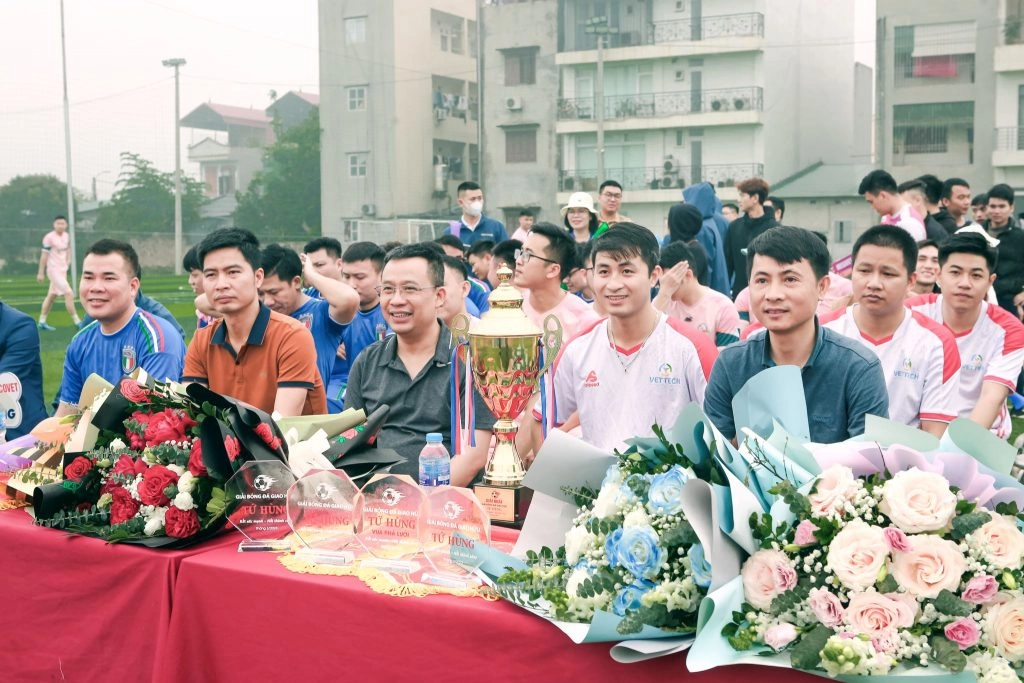 Các đội bóng và ban lãnh đạo cùng tham gia khai mạc giải bóng.