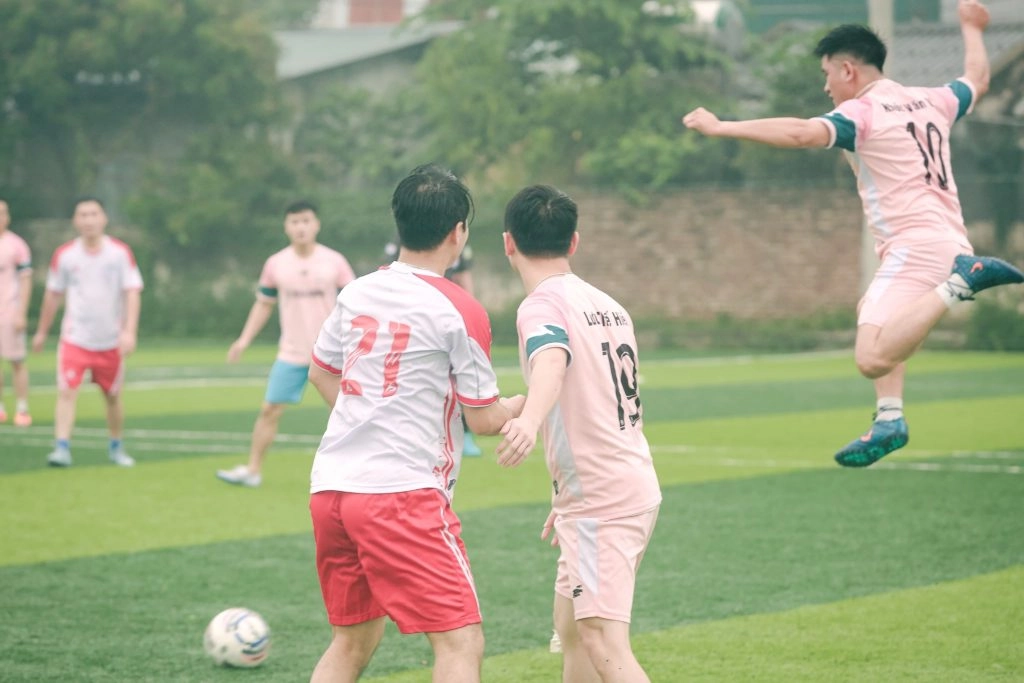 Cùng những pha bóng xuất thần không kém phần gay cấn.