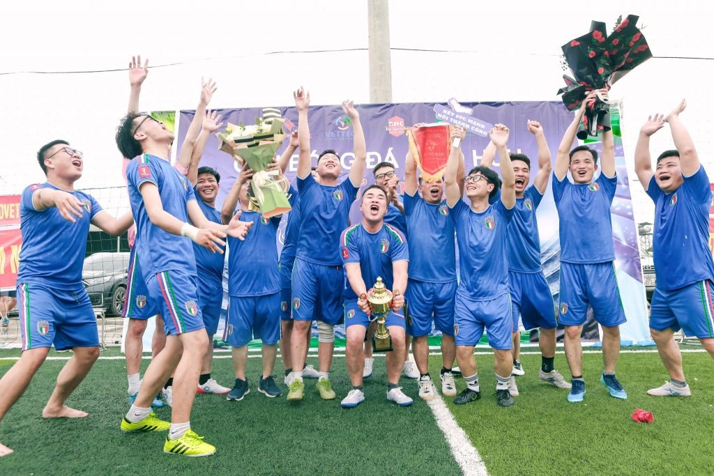 Niềm vui mừng và phấn khởi khi cầm trên tay chiếc cúp vô địch của đội bóng Công ty Cổ phần Thuốc Thú y Toàn Thắng.