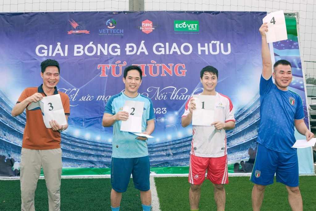 Đội trưởng các đội bóng tham gia bốc thăm thứ tự thi đấu.