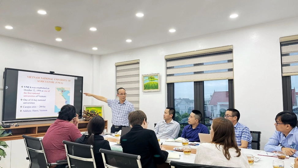 PGS. TS Lê Văn Phan giới thiệu VETTECH với AUSVET