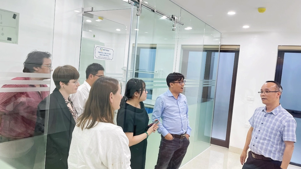 PGS. TS Lê Văn Phan cùng đoàn AUSVET tham quan phòng thí nghiệm của VETTECH