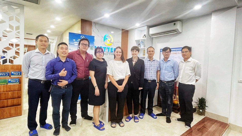 Các chuyên gia của VETTECH và AUSVET chụp ảnh lưu niệm tại văn phòng VETTECH